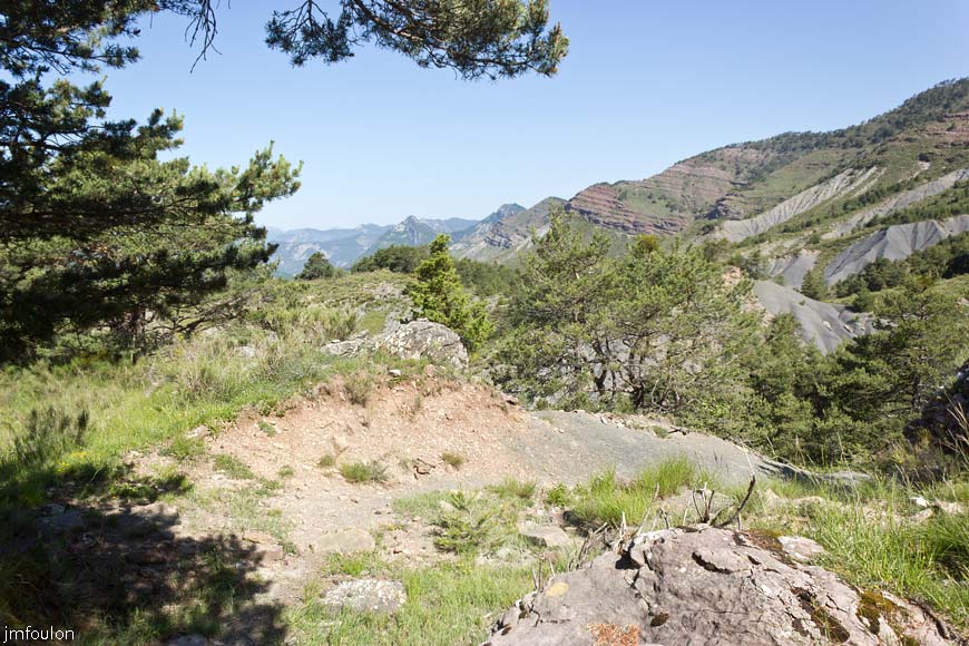 esparron-monges-060web.jpg - Vue vers le Nord. A droite, la crête de la Pinée