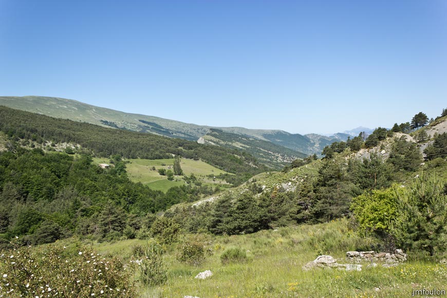esparron-monges-072web.jpg - Vue vers le Nord. Au loin à droite la montagne d'Aujour (1830 m)
