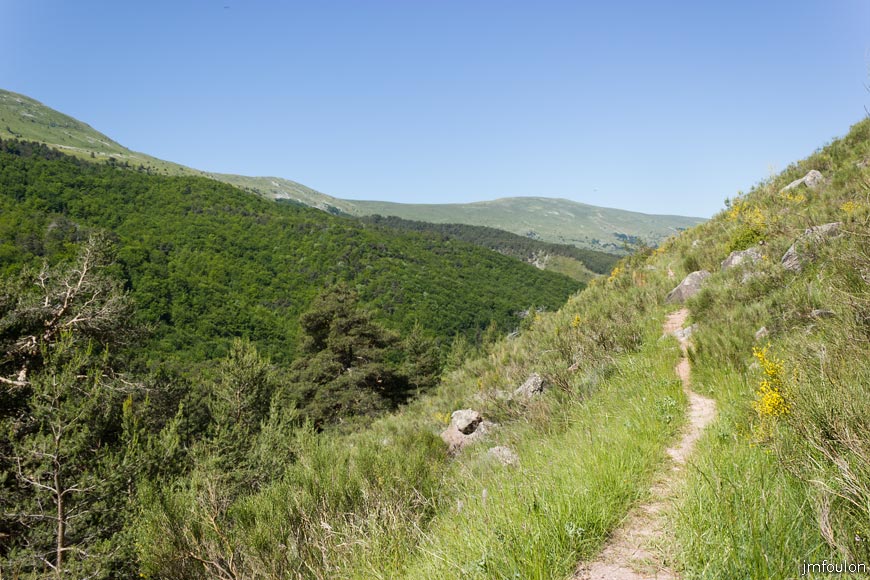 esparron-monges-077web.jpg - Autre vue sur le sentier (vue à contresens de la marche)
