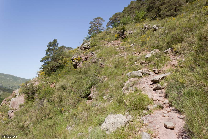 esparron-monges-078web.jpg - On attaque la montée vers le lac. Copieux !