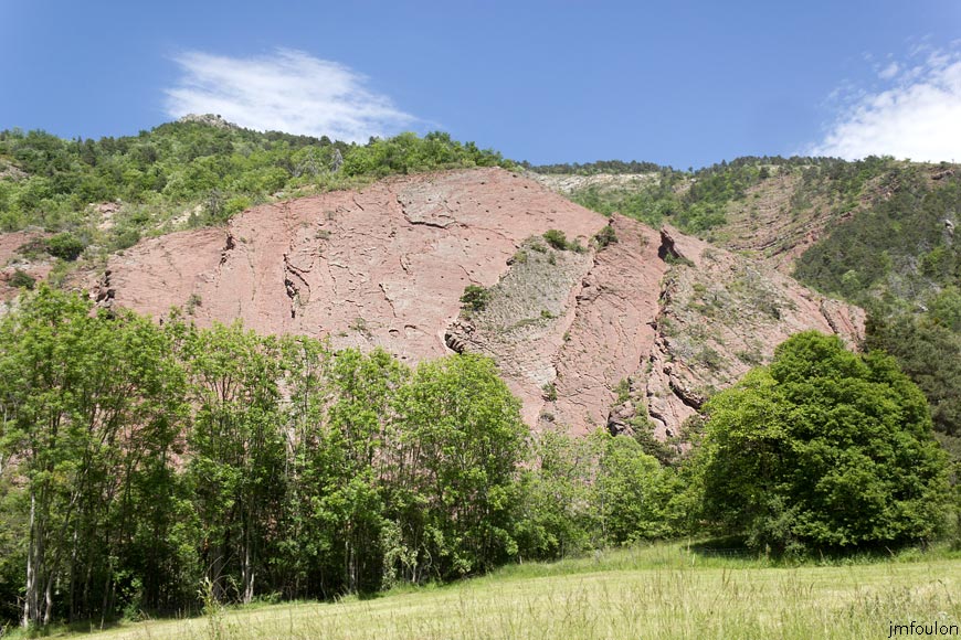 esparron-monges-110web.jpg - Curieuse plaque de molasse rouge sur la route eentre Esparron-la-Bâtie et Le Forest-Lacour