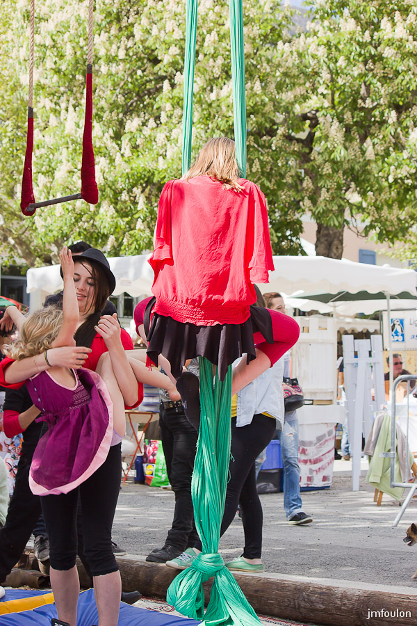 st-vincent-nature-jardin-033-2.jpg - Fête de la Nature et des Jardins - St Vincent sur Jabron - 04/05/14 - Ecole de Cirque