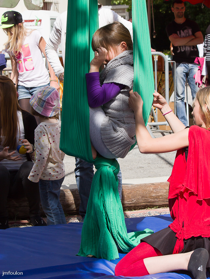 st-vincent-nature-jardin-042-2.jpg - Fête de la Nature et des Jardins - St Vincent sur Jabron - 04/05/14 - Ecole de Cirque