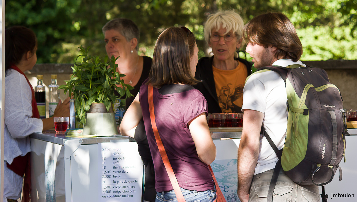 st-vincent-nature-jardin-045-2.jpg - Fête de la Nature et des Jardins - St Vincent sur Jabron - 04/05/14 - A la buvette