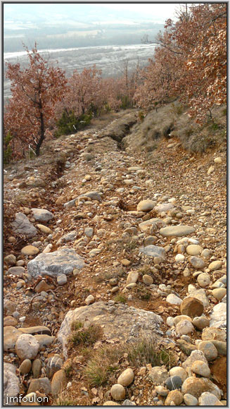 filature-01web.jpg - Pour y accéder, il faut descendre au bord du Buech depuis le sud du plateau de Soleillet en suivant ce chemin raviné