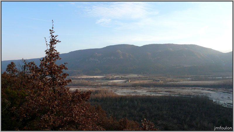 filature-06web.jpg - Vue sur le lit du Buech et le Molard. A droite, c'est le Col de la Mairie qui donne sur Castel-Bevons dans la vallée du Jabron. Au loin au dernier plan à droite, surexposée, on aperçois Lure