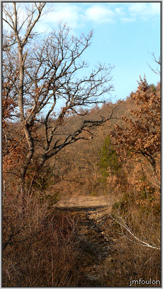 filature-07web.jpg - Nous arrivons à la filature qui se trouve à gauche au bout de ce chemin