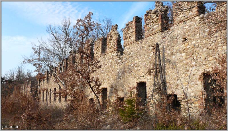 filature-10web.jpg - La façade sud de l'édifice qui fait environ 120 m de long. (vue d'est en ouest)