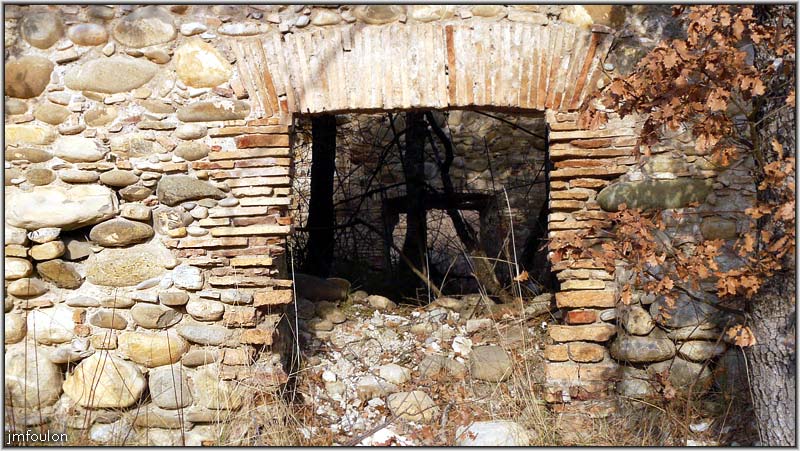 filature-12web.jpg - Détail d'une ouverture assez basse