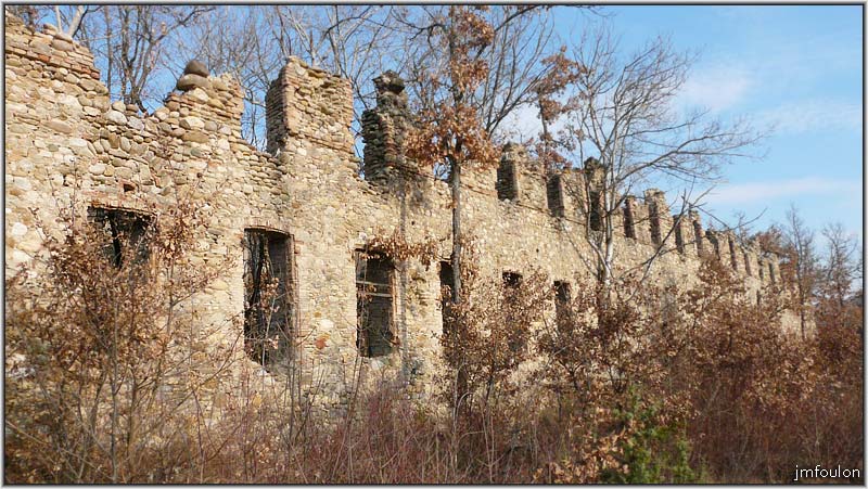 filature-13web.jpg - Vue sud-est d'une partie de la façade. Je n'avais pas assez de recul pour la prendre sur toute sa longueur.
