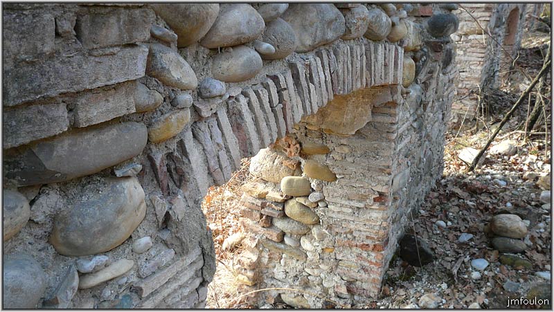 filature-17web.jpg - Détail d'un linteau et d'un jambage de l'intérieur (façade sud donnant sur le Buech)
