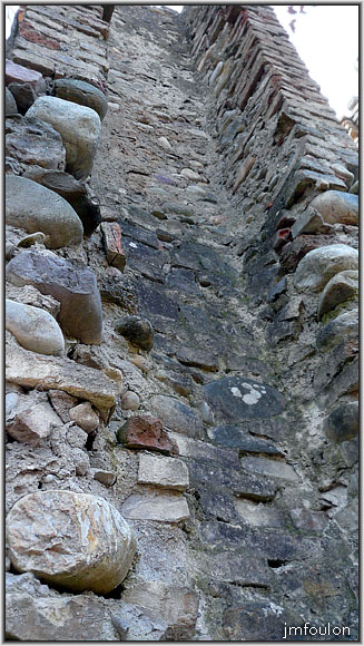 filature-18web.jpg - Les murs sud et nord comportent des cheminées symétriques tous les 10 m environ