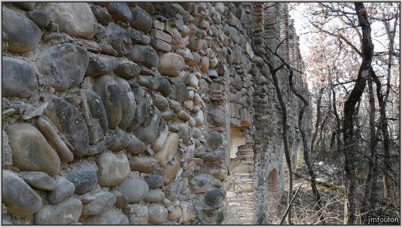 filature-19web.jpg - Vue latérale. On vois que des voutes de briques partaient des murs assez bas