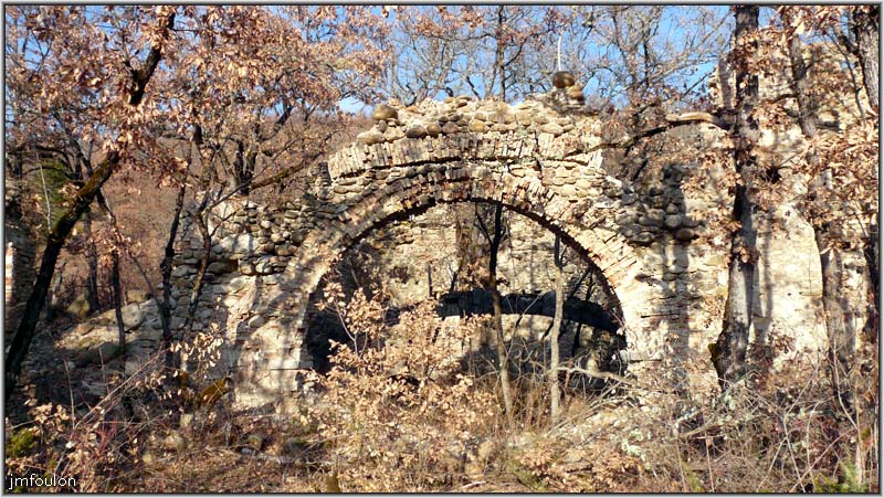 filature-22web.jpg - Au centre, l'édifice est plus large et s'étend au nord derrière cette voute. On le voit bien sur la photo satellite en début de galerie