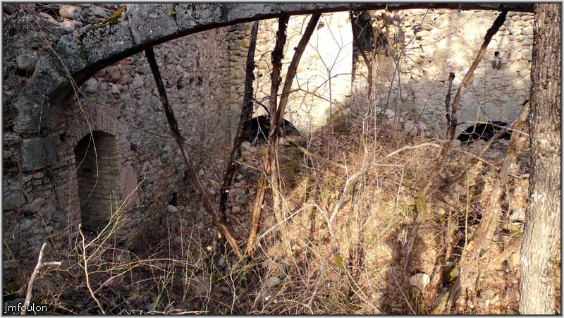 filature-23web.jpg - Je suppose que c'est ici que se trouvait la machinerie à eau qui faisait tourner les métiers