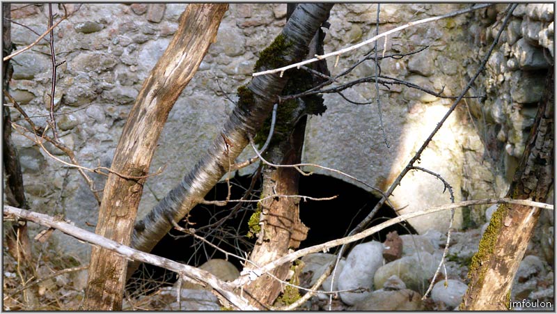 filature-24web.jpg - Deux voutes de pierre sont présentes au nord au bas du mur