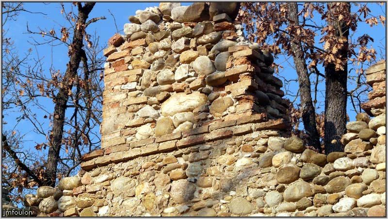 filature-29web.jpg - Détail de l'appareillage des pierres à l'étage