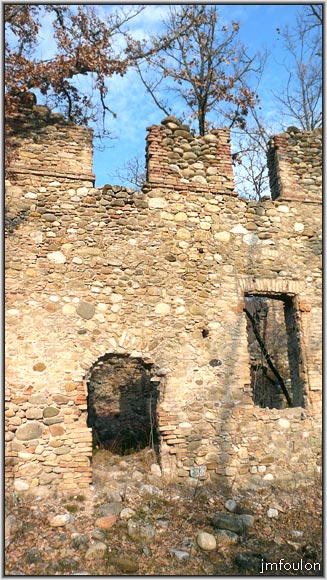 filature-32web.jpg - Ouvertures. L'étage à totalement disparu sur toute la longueur de l'éfifice