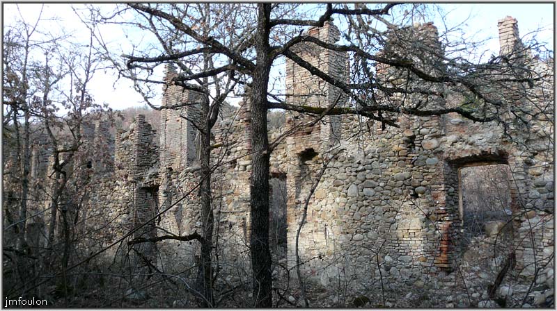 filature-35web.jpg - On voit bien ici les cheminées carrées de briques à l'intérieur