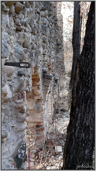 filature-36web.jpg - On voit bien ici les départs de voutes en brique. J'essaie de m'imaginer le bruit des courroies et le brouhaha des métiers. Combien étaient t'ils à oeuvrer ici ? ...