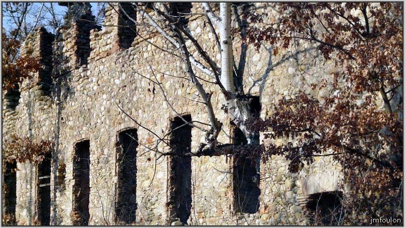 filature-38web.jpg - On voit bien ici l'alignement des nombreuses ouvertures des deux étages