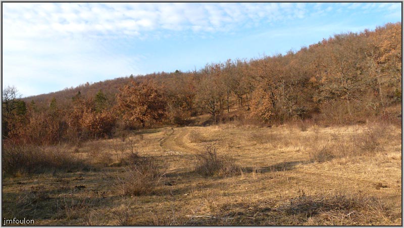 filature-42web.jpg - Vue vers le nord-ouest. Un chemin remonte d'ici sur le plateau de Soleillet vers la Ferme du Château
