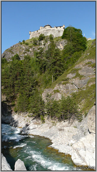 fort-queyras-03web.jpg - Fort Queyras et le Guil qui coule à ses pieds au nord