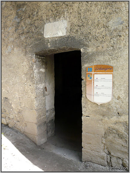 fort-queyras-103web.jpg - Fort Queyras - Juste dessous se trouve la boulangerie (XVIIIe) Entrons la visiter