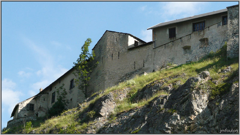 fort-queyras-10web.jpg - Fort Queyras - Vue Sud-Est - De gauche à droite : L'Hôpital, la Boulangerie et le Mess de Officiers