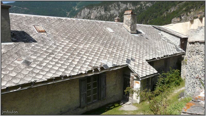 fort-queyras-112web.jpg - Fort Queyras - L'Hôpital. Vers 1736, il y eut en permanence à Fort Queyras une compagnie d'invalides d'une soixantaine d'hommes qui assurait un service de place léger. Gens par définition de petite santé, il fallait une infirmerie pour éviter qu'ils ne passent de vie à trépas en cas d'évacuation sur Briançon ou Mont-Dauphin. Telle fut l'origine de l'hôpital établi à l'écart. Il comptait six lits et le logement du chirurgien major. Il fut achevé en 1785