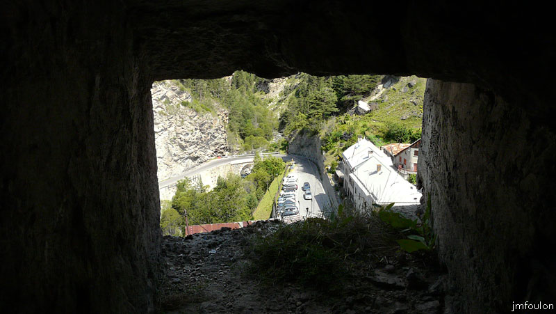 fort-queyras-124web.jpg - Fort Queyras - Vue vers le Nord au travers d'une canonnière
