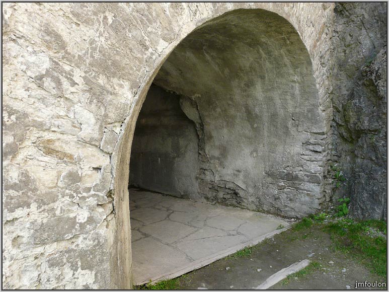 fort-queyras-130web.jpg - Fort Queyras - Accès Ouest à la Batterie Casematée Nord. Elle date de 1841-1842 et abrite cinq canons judicieusement orientés. Elle répondait à la nécessité de retarder, voire d'empêcher l'établissement de canons ennemis sur le plateau du Rouet situé juste en face