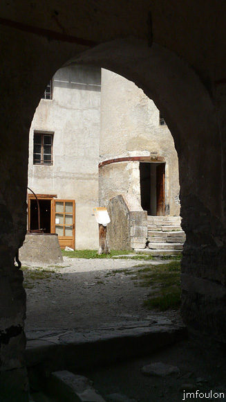 fort-queyras-139web.jpg - Fort Queyras - Une fois passé ce pont-levis, nous arrivons dans la cour du château