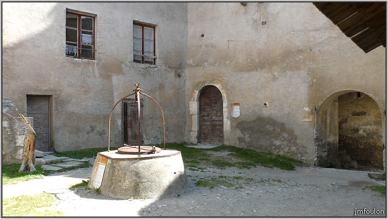 fort-queyras-140web.jpg - Fort Queyras - Nous voici dans la cour du château médiéval, avec au milieu le puit, à droite l'accès Est que nous venons d'empreinter, a gauche le Donjon. La porte à l'angle est celle de la chapelle