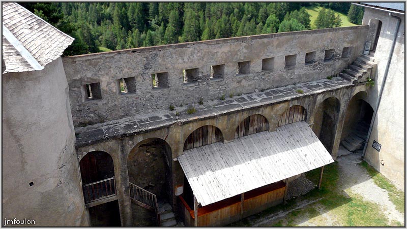 fort-queyras-146web.jpg - Fort Queyras - Chemin de ronde au Sud de la cour avec à sa gauche une tour et à droite la caserne