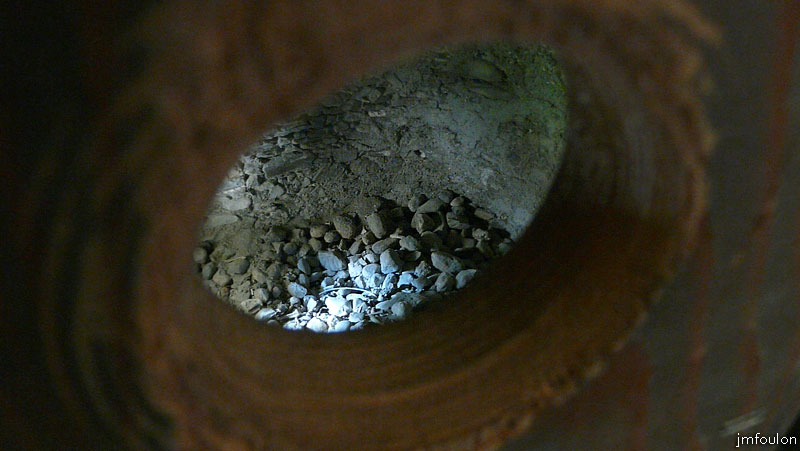 fort-queyras-154web.jpg - Fort Queyras - Le cachot vu au travers du trou dans la porte qui permettait de surveiller le ou les malheureux qui s'y trouvaient enfermés