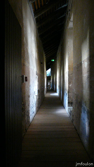 fort-queyras-155web.jpg - Fort Queyras - La caserne - A l'origine, deux petits bâtiments d'un seul étage se détachaient du mur d'enceinte extérieur ou courtine et se tenaient de chaque coté du pont-levis