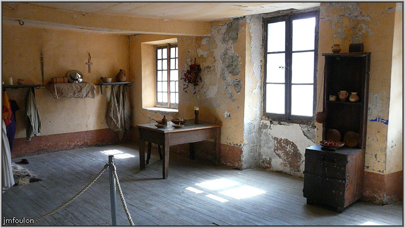 fort-queyras-157web.jpg - Fort Queyras - C'est en 1782 que ces bâtis seront rehaussés et coiffés d'une large toiture couvrant aussi la courtine pour obtenir cette grande caserne pourvant loger 108 hommes