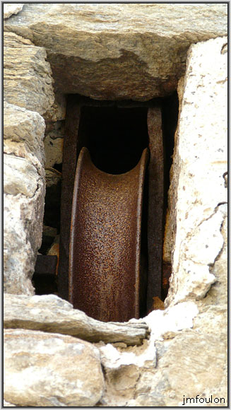 fort-queyras-167web.jpg - Fort Queyras - Poulies de part et d'autre de l'entrée permettant de guider les chaines du pont-levis