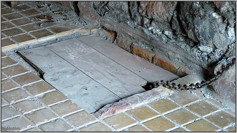 fort-queyras-171web.jpg - Fort Queyras - Trappe menant à l'un des deux contrepoids de 100 kg qui se trouve au sous-sol