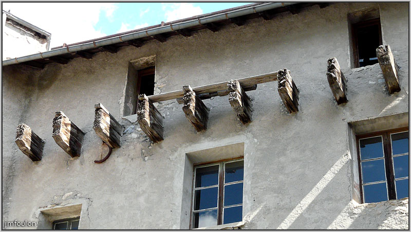 fort-queyras-174web.jpg - Fort Queyras - Le Donjon - Reste des bois qui supportaient les hourds. Les hourds étaient des balcons de bois en saillie sur une muraille qui permettait de jeter des projectiles à la verticale sur l'assaillant parvenu au pied de la muraille