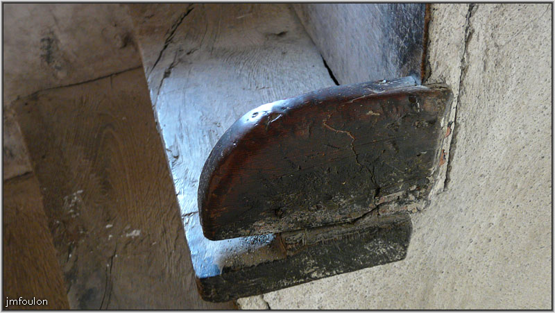 fort-queyras-180web.jpg - Fort Queyras - Le Donjon - Détail d'une marche. Celle-ci sont munies de petites protections de bois au départ de l'escalier entre l'entrée et le debut de la vis