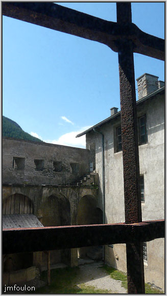 fort-queyras-186web.jpg - Fort Queyras - Le Donjon - Vue sur la cour depuis une fenêtre