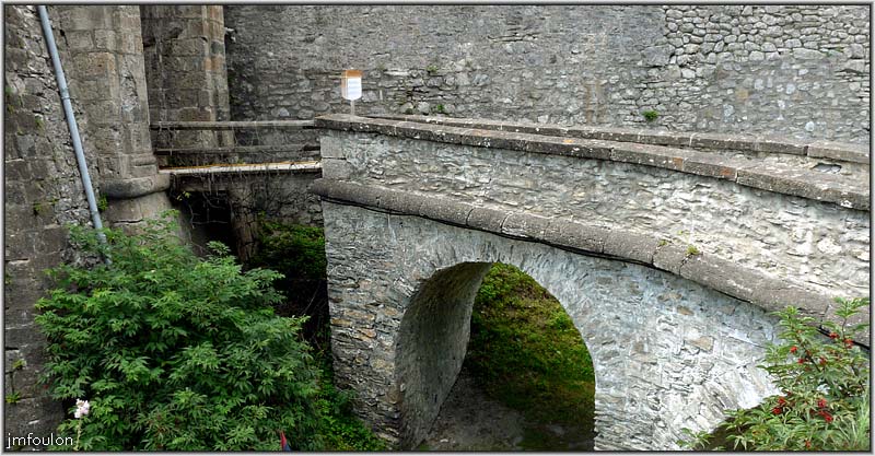 fort-queyras-36web.jpg - Fort Queyras - Demi-Lune. Ce système consiste en un pont jété sur une douve et intérrompu avant la seconde entrée dans le fort. Pour y accéder il faut passer le second pont-levis que l'on voit ici à gauche