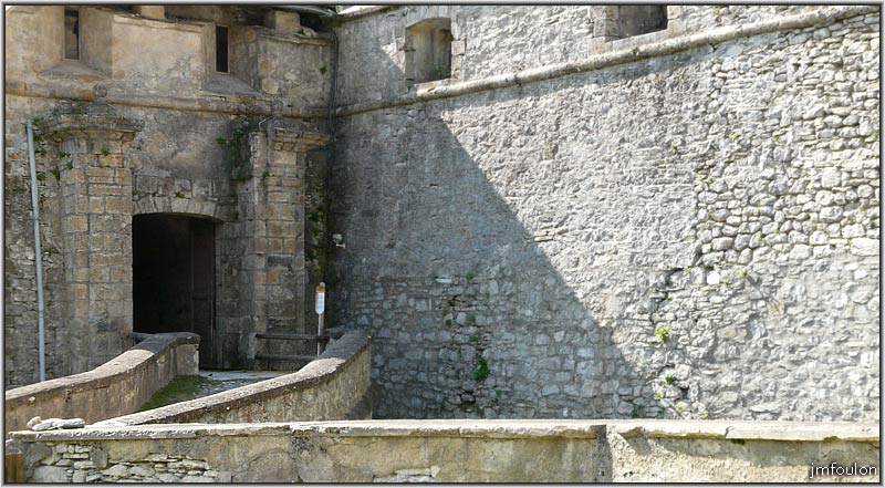 fort-queyras-38web.jpg - Fort Queyras - La porte d'accès à la forteresse. A droite se trouve la batterie casematée Nord que nous verrons plus loin