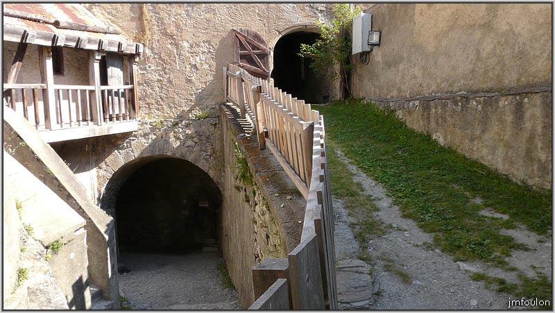 fort-queyras-49web.jpg - Fort Queyras - A gauche l'entrée que nous venons d'empreinter et le corp de garde. A droite le porche d'accès Nord-Est à la batterie casematée Nord d'ou j'ai pris la photo précédente. Vous suivez ? ...