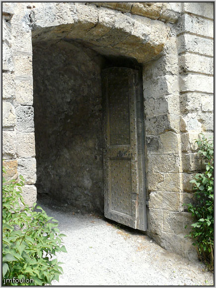 fort-queyras-58web.jpg - Fort Queyras - On voit bien ici les encoches dans la porte pour permettre le passage des essieux des véhicules d'artillerie