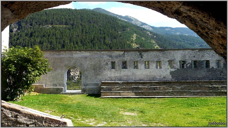 fort-queyras-63web.jpg - Fort Queyras - Cour de l'artillerie (Nord) Ont voit ici de hautes marches permettant l'accès aux meurtrières