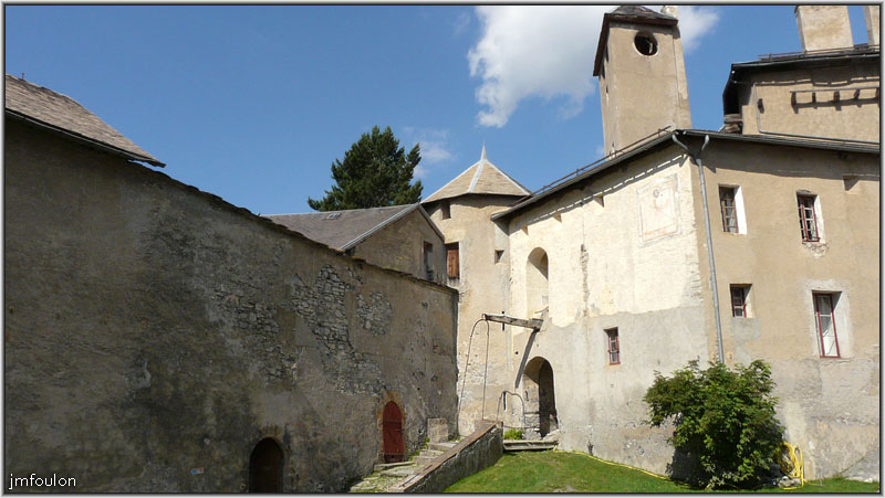 fort-queyras-69web.jpg - Fort Queyras - Cour de l'artillerie. Voici le troisième pont-levis permettant d'accéder à la cour du château médiéval. A gauche se trouve l'accès à la poudrière, à la batterie casematée Sud, aux redans et fortifications Sud. Allons voir tout ca !