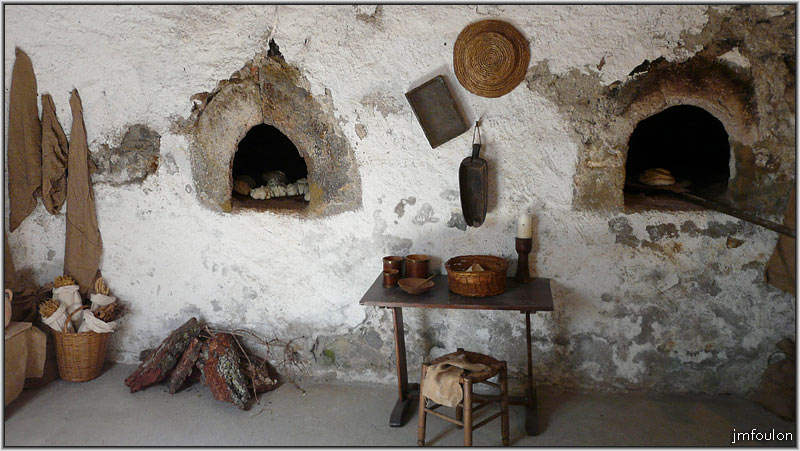 fort-queyras-74web.jpg - Fort Queyras - Fours de la boulangerie. Celle-ci remplaça la boulangerie médiévale qui se trouvait jadis dans le donjon